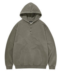 KANEITEI（カネイテイ）の「PIGMENT WASHED HENLEY NECK HOODIE (OLIVE DRAB)（パーカー）」