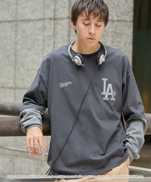 MLB(メジャーリーグベースボール)の「MLB/メジャーリーグベースボール 別注 ロゴ刺繍 ワッフルスリーブ フェイクレイヤードロンT(Tシャツ/カットソー・メンズ・ダークブラウン/スミクロ/ブラック/ネイビー/オートミール・S/M/L)」の2枚目の写真