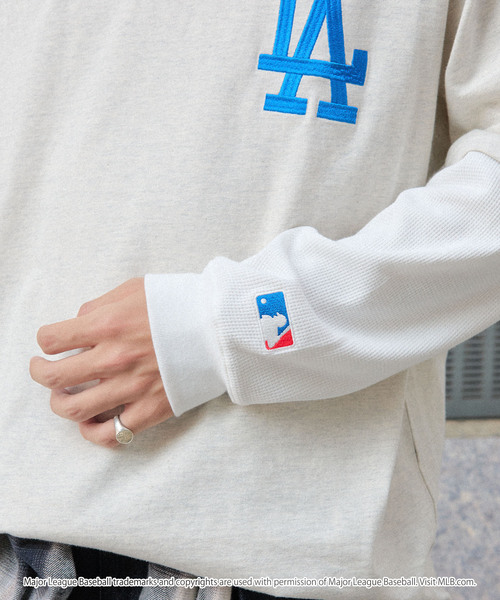 MLB(メジャーリーグベースボール)の「MLB/メジャーリーグベースボール 別注 ロゴ刺繍 ワッフルスリーブ フェイクレイヤードロンT(Tシャツ/カットソー・メンズ・ダークブラウン/スミクロ/ブラック/ネイビー/オートミール・S/M/L)」の8枚目の写真