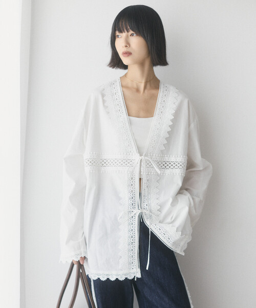 Firsthand(ファーストハンド)の「Firsthand/ファーストハンド レース切替え Vネック シャツ【限定展開】(シャツ/ブラウス・レディース・ホワイト/ブラック/その他・FREE)」の2枚目の写真