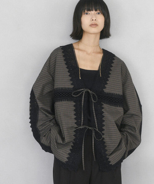 Firsthand(ファーストハンド)の「Firsthand/ファーストハンド レース切替え Vネック シャツ【限定展開】(シャツ/ブラウス・レディース・ホワイト/ブラック/その他・FREE)」の3枚目の写真