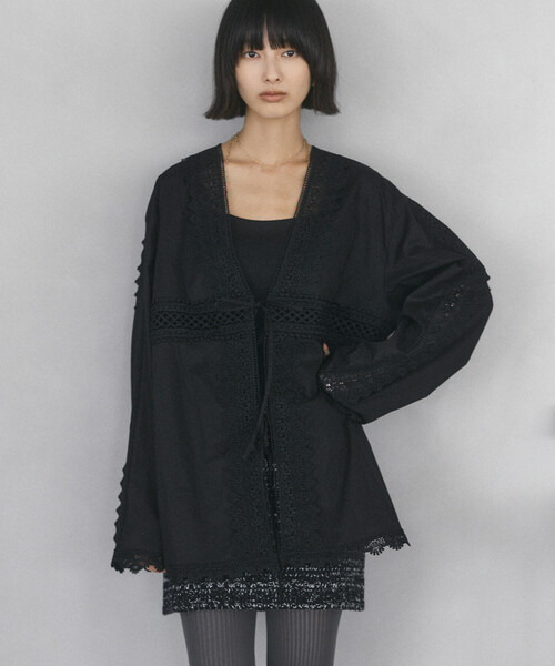 Firsthand(ファーストハンド)の「Firsthand/ファーストハンド レース切替え Vネック シャツ【限定展開】(シャツ/ブラウス・レディース・ホワイト/ブラック/その他・FREE)」の1枚目の写真
