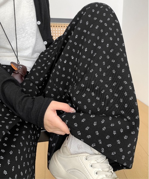 ＆soiree（アンドソワレ）の「ボタニカル柄タック入りスウェットワイドパンツ（スウェットパンツ・レディース・ブラック/グレー/アッシュグレー/チャコール・MEDIUM/LARGE/X-LARGE/SMALL）」の5枚目の写真