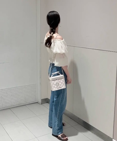 Maison de FLEUR(メゾンドフルール)の「キルティングリボンキューブ型バッグ(ショルダーバッグ・レディース・ピンク/ブラック・FREE)」の6枚目の写真