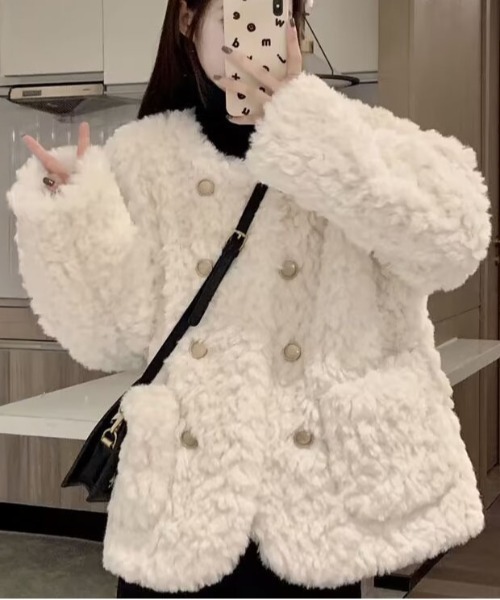 &soiree(アンドソワレ)の「プードルファーダブルボタンビックシルエットジャケット(ノーカラーコート・レディース・アイボリー/ホワイト・X-LARGE/LARGE/MEDIUM/SMALL)」の5枚目の写真