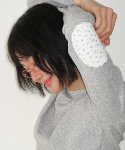 RONRON（ロンロン）の「FLORAL ELBOW PATCH LONG SLEEVE GREY（Tシャツ/カットソー・レディース・その他・FREE）」の2枚目の写真