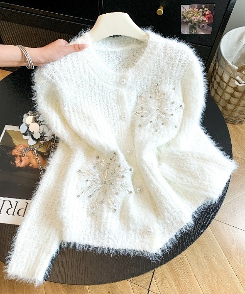 AMAJI(アマジ)の「立体フラワー ニットカーディガン(カーディガン/ボレロ・レディース・ライトピンク/ライトブルー/ホワイト・FREE)」の1枚目の写真