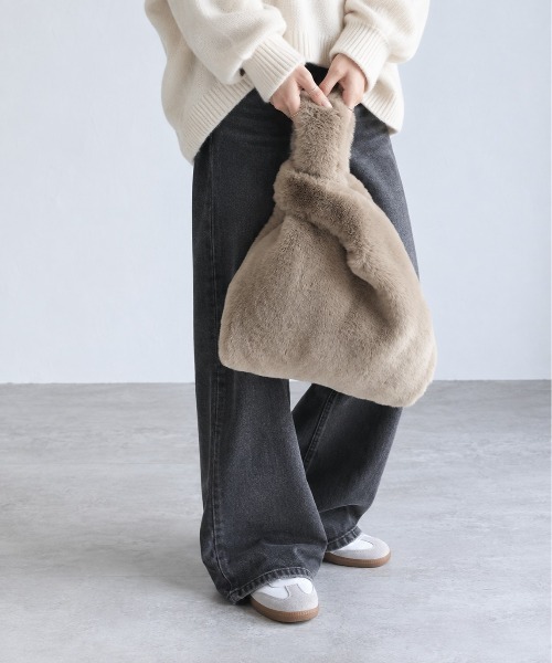 tokohana（トコハナ）の「ファーバッグ ファートート トートバッグ ハンドバッグ ミニバッグ レディースバッグ ふわふわ 秋冬バッグ（ハンドバッグ・レディース・ライトベージュ/チャコールグレー/グリーン/モカ・FREE）」の3枚目の写真