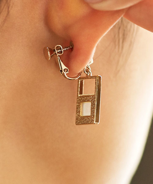 STYLE DELI(スタイルデリ)の「SQUARE earring 001(イヤリング・レディース・ゴールド・FREE)」の3枚目の写真