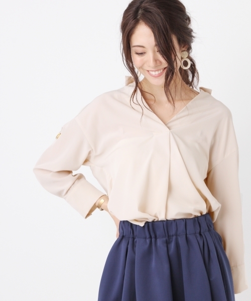 Andemiu（アンデミュウ）の「Ｂ／リボンロールＵＰブラウス768009（シャツ/ブラウス・レディース・カーキ/キャメル/アイボリー・FREE）」の2枚目の写真