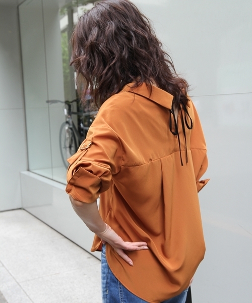 Andemiu（アンデミュウ）の「Ｂ／リボンロールＵＰブラウス768009（シャツ/ブラウス・レディース・カーキ/キャメル/アイボリー・FREE）」の4枚目の写真