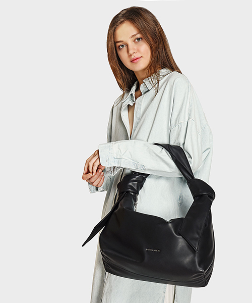 CHARLES & KEITH（チャールズ & キース）の「スラウチショルダーバッグ / SLOUCHY SHOULDER BAG（ショルダーバッグ・レディース・ブラック/マスタード/ネイビー・L）」の8枚目の写真