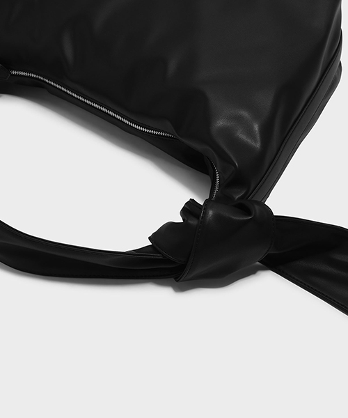 CHARLES & KEITH（チャールズ & キース）の「スラウチショルダーバッグ / SLOUCHY SHOULDER BAG（ショルダーバッグ・レディース・ブラック/マスタード/ネイビー・L）」の7枚目の写真