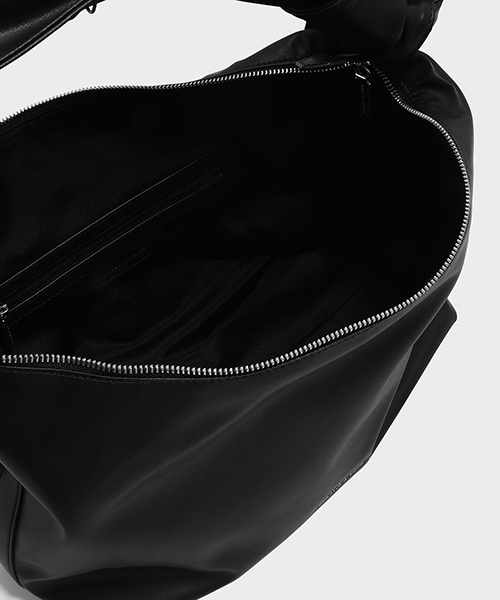 CHARLES & KEITH（チャールズ & キース）の「スラウチショルダーバッグ / SLOUCHY SHOULDER BAG（ショルダーバッグ・レディース・ブラック/マスタード/ネイビー・L）」の10枚目の写真