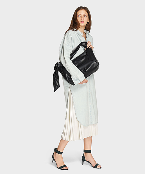 CHARLES & KEITH（チャールズ & キース）の「スラウチショルダーバッグ / SLOUCHY SHOULDER BAG（ショルダーバッグ・レディース・ブラック/マスタード/ネイビー・L）」の12枚目の写真