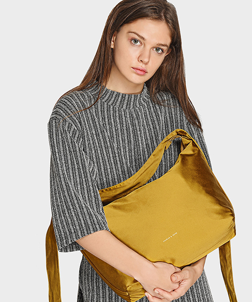 CHARLES & KEITH（チャールズ & キース）の「スラウチショルダーバッグ / SLOUCHY SHOULDER BAG（ショルダーバッグ・レディース・ブラック/マスタード/ネイビー・L）」の11枚目の写真
