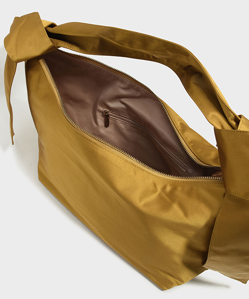 CHARLES & KEITH（チャールズ & キース）の「スラウチショルダーバッグ / SLOUCHY SHOULDER BAG（ショルダーバッグ・レディース・ブラック/マスタード/ネイビー・L）」の9枚目の写真