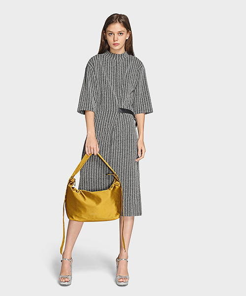 CHARLES & KEITH（チャールズ & キース）の「スラウチショルダーバッグ / SLOUCHY SHOULDER BAG（ショルダーバッグ・レディース・ブラック/マスタード/ネイビー・L）」の6枚目の写真