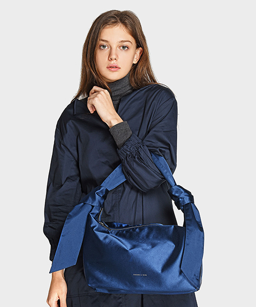 CHARLES & KEITH（チャールズ & キース）の「スラウチショルダーバッグ / SLOUCHY SHOULDER BAG（ショルダーバッグ・レディース・ブラック/マスタード/ネイビー・L）」の18枚目の写真