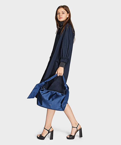 CHARLES & KEITH（チャールズ & キース）の「スラウチショルダーバッグ / SLOUCHY SHOULDER BAG（ショルダーバッグ・レディース・ブラック/マスタード/ネイビー・L）」の14枚目の写真