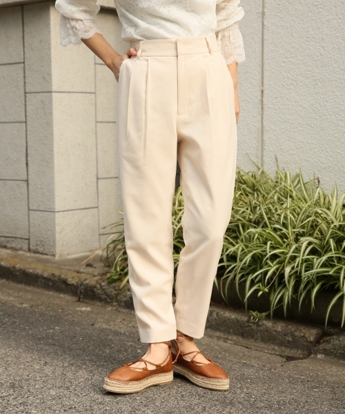 LOWRYS FARM（ローリーズファーム）の「ＴＲカラータックテーパード　782877 （デニムパンツ・レディース・アイボリー/ブラック/グレー・MEDIUM/LARGE）」の2枚目の写真