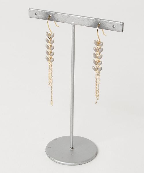 tone(トーン)の「【manatula】リーフ×2連デザインチェーンピアス(ピアス(両耳用)・レディース・ホワイト/ネイビー/モカ・FREE)」の2枚目の写真