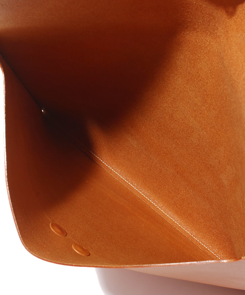 hobo(ホーボー)の「hobo - Shade Leather Clutch Bag(クラッチバッグ・メンズ・ネイビー/ライトブラウン・FREE)」の7枚目の写真