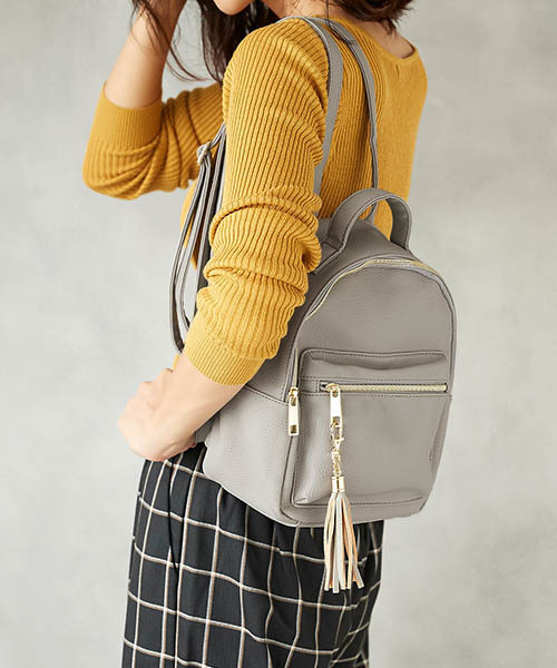 Pierrot(ピエロ)の「フェイクレザータッセル付きミニリュック(バックパック/リュック・レディース・ブラック/ネイビー/グレー/アイボリー・FREE)」の4枚目の写真