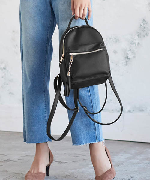 Pierrot(ピエロ)の「フェイクレザータッセル付きミニリュック(バックパック/リュック・レディース・ブラック/ネイビー/グレー/アイボリー・FREE)」の3枚目の写真