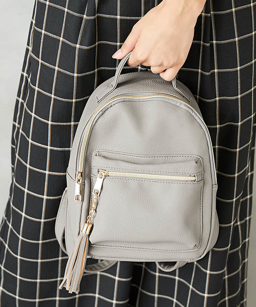 Pierrot(ピエロ)の「フェイクレザータッセル付きミニリュック(バックパック/リュック・レディース・ブラック/ネイビー/グレー/アイボリー・FREE)」の18枚目の写真