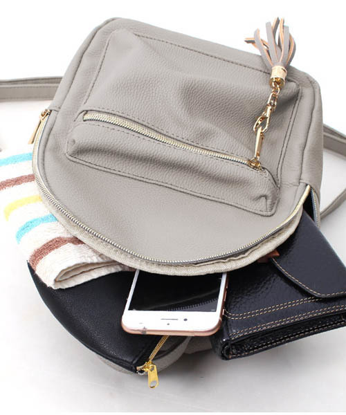 Pierrot(ピエロ)の「フェイクレザータッセル付きミニリュック(バックパック/リュック・レディース・ブラック/ネイビー/グレー/アイボリー・FREE)」の10枚目の写真