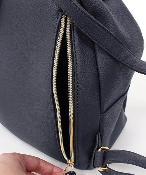 Pierrot(ピエロ)の「フェイクレザータッセル付きミニリュック(バックパック/リュック・レディース・ブラック/ネイビー/グレー/アイボリー・FREE)」の8枚目の写真