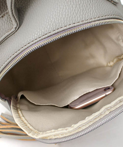 Pierrot(ピエロ)の「フェイクレザータッセル付きミニリュック(バックパック/リュック・レディース・ブラック/ネイビー/グレー/アイボリー・FREE)」の17枚目の写真