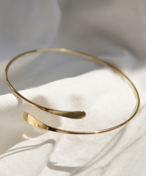 Fun & Daily（ファンアンドデイリー）の「F&D : ナローアームバングル（バングル/リストバンド・レディース・シルバー/ゴールド・FREE）」の5枚目の写真