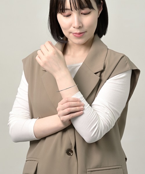 Fun & Daily（ファンアンドデイリー）の「F&D : ナローアームバングル（バングル/リストバンド・レディース・シルバー/ゴールド・FREE）」の7枚目の写真