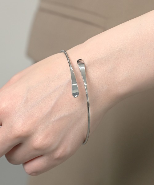 Fun & Daily（ファンアンドデイリー）の「F&D : ナローアームバングル（バングル/リストバンド・レディース・シルバー/ゴールド・FREE）」の8枚目の写真