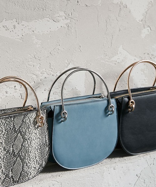 KOBE LETTUCE(コウベレタス)の「ショルダーチェーン付き2wayハーフムーンメタルハンドルバッグ(ハンドバッグ・レディース・パイソン/ブルー/ブラック・FREE)」の3枚目の写真