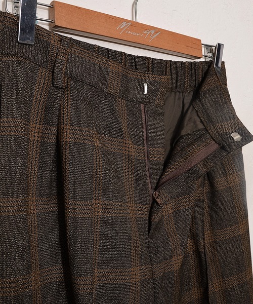 MinoriTY(マイノリティ)の「【コラボ「MinoriTY × WEARISTA MARSEE」】チェックテーパードアンクルパンツ スラックス(スラックス・メンズ・ネイビー/ブラウン・M/L)」の4枚目の写真