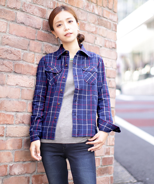 NANO universe(ナノユニバース)の「【GINGER12月号掲載】 Lee/別注チェックシャツ(シャツ/ブラウス・レディース・ネイビー/レッド/ブラック/グレー・FREE)」の4枚目の写真