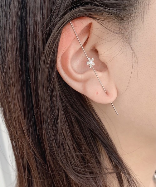 Me%(ミィパーセント)の「オハナバーカフピアス(ピアス(両耳用)・レディース・シルバー/ゴールド・FREE)」の1枚目の写真