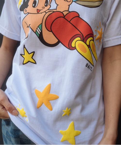 BAIT（ベイト）の「【2105_ASB】ASTRO BOY STARS TEE 215-ASB-TEE-005（Tシャツ/カットソー・メンズ・ホワイト・LARGE/XX-LARGE/X-LARGE/MEDIUM）」の3枚目の写真