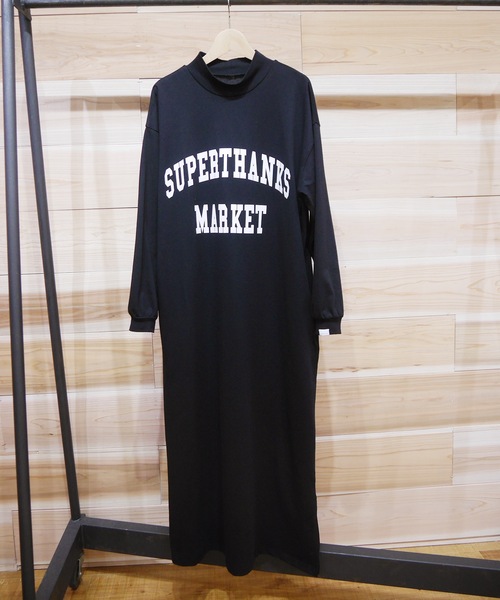SUPERTHANKS(スーパーサンクス)の「カレッジロゴプリントモックネックロングワンピース マキシワンピース(ワンピース・レディース・モカ/ネイビー/ホワイト/ブラック・S/M)」の2枚目の写真