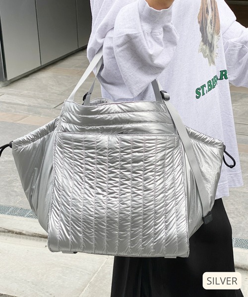 SOLPRESA（ソルプレーサ）の「●【洗濯機洗い可能】 軽量/パソコン収納キルティングトートバッグ  Mサイズ（トートバッグ・レディース・ホワイト/カーキ/ブラック/ネイビー/ベージュ/チャコールグレー/グレイッシュベージュ/シルバー/チェック/ストライプ・MEDIUM）」の8枚目の写真
