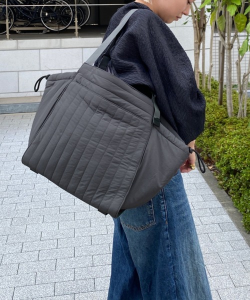 SOLPRESA（ソルプレーサ）の「●【洗濯機洗い可能】 軽量/パソコン収納キルティングトートバッグ  Mサイズ（トートバッグ・レディース・ホワイト/カーキ/ブラック/ネイビー/ベージュ/チャコールグレー/グレイッシュベージュ/シルバー/チェック/ストライプ・MEDIUM）」の20枚目の写真