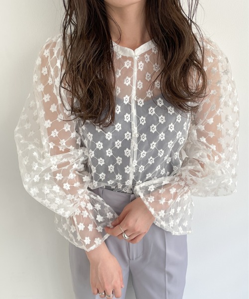 EPIMI E'PIMMY（エピミエピミー）の「3wayオーガン刺繍ブラウス（シャツ/ブラウス・レディース・オフホワイト/ブラック/ベージュ・MEDIUM）」の2枚目の写真