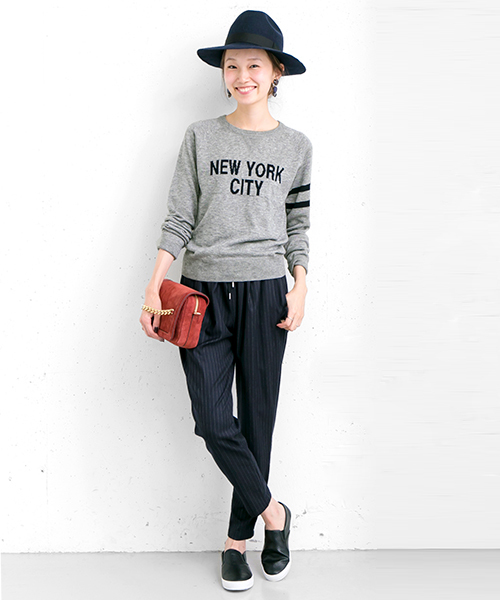 URBAN RESEARCH（アーバンリサーチ）の「【WEB限定】UR ロゴニットプルオーバー（ニット/セーター・レディース・グレー/ネイビー/オフホワイト・FREE）」の5枚目の写真