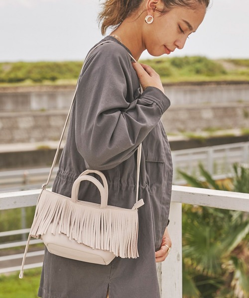 BAYFLOW(ベイフロー)の「フリンジミニバッグ(ハンドバッグ・レディース・アイボリー/ブラック/ベージュ/クリアブルー・FREE)」の3枚目の写真