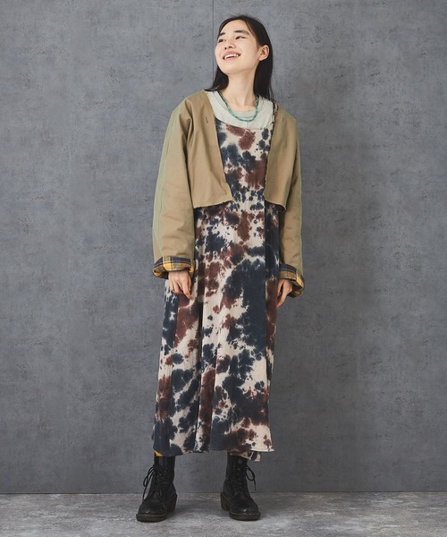 TOBILA（トビラ）の「綿ドビー タイダイ柄 キャミワンピ―ス（ワンピース・レディース・ネイビー/イエロー/オレンジ・M）」の8枚目の写真