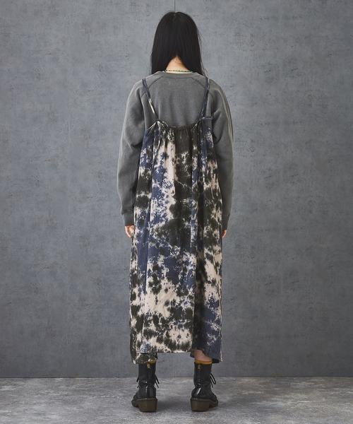 TOBILA（トビラ）の「綿ドビー タイダイ柄 キャミワンピ―ス（ワンピース・レディース・ネイビー/イエロー/オレンジ・M）」の14枚目の写真