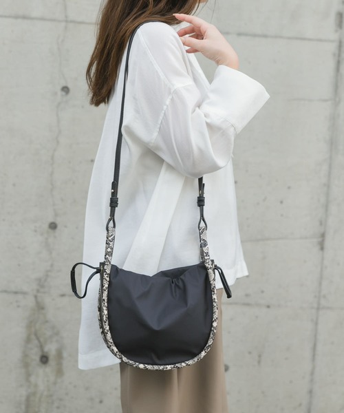 RODE SKO(ロデスコ)の「MARTJE ナイロンコンビミニショルダー(ショルダーバッグ・レディース・ブラック/ベージュ/アイボリー・ONE)」の14枚目の写真